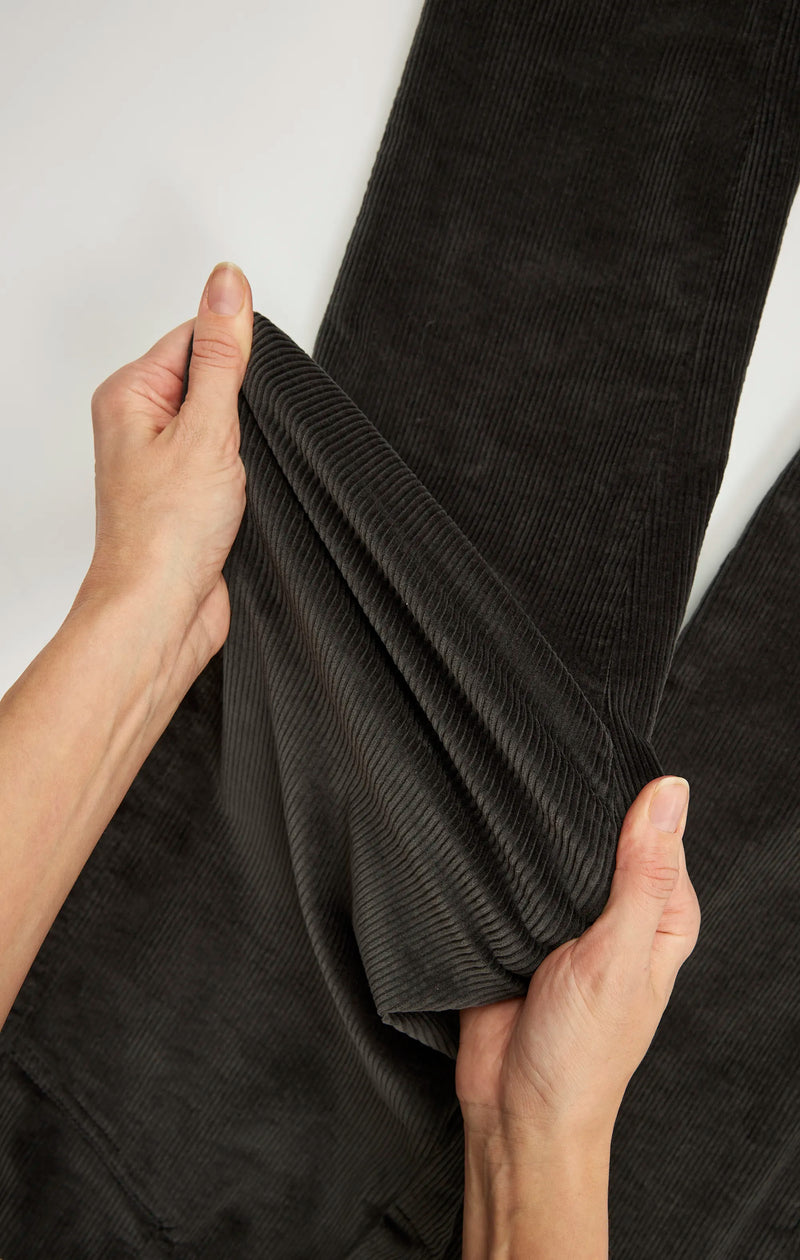 Stretch, Form und Flexibilität: Der Hosenstoff der Zukunft
